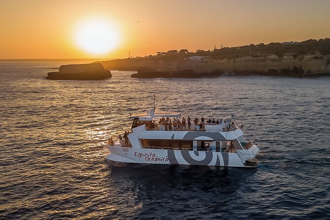 Albufeira: 6-Hour Sunset Dinner Catamaran Cruise with Open Bar - What to bring and what to expect on the beach