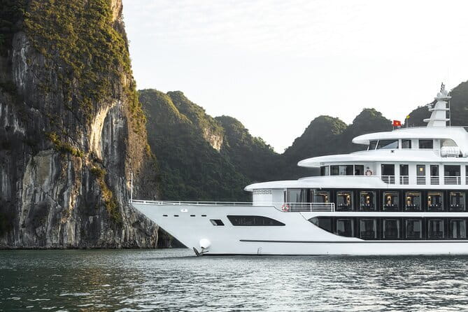 Ambassador Dinner Cruise with Live Music, Firework and Luxe - The 9 p.m. fireworks finale
