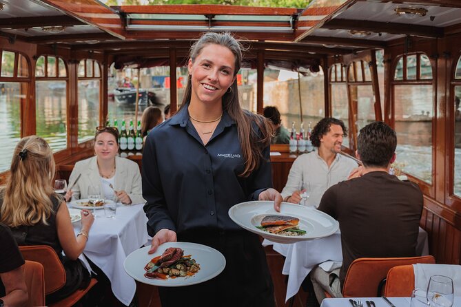 Amsterdam: Exclusive Dinner Canal Cruise - The welcome drink and first bites