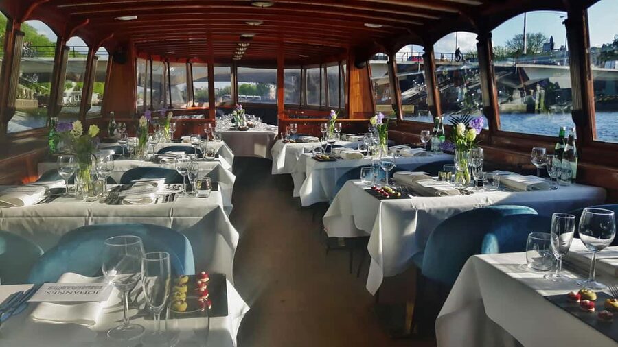 Amsterdam: High-End 3-Course Dinner Canal Cruise - How the three-course dinner is served