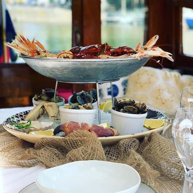 Amsterdam: Private Dinner Cruise (4pers) with Guide - Meeting at the H’ART Museum Dock