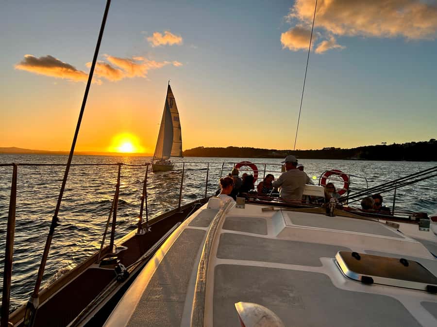 Auckland: Harbour Sailing Cruise with 3-Course Dinner - Sailing Waitematā Harbour for two and a half hours