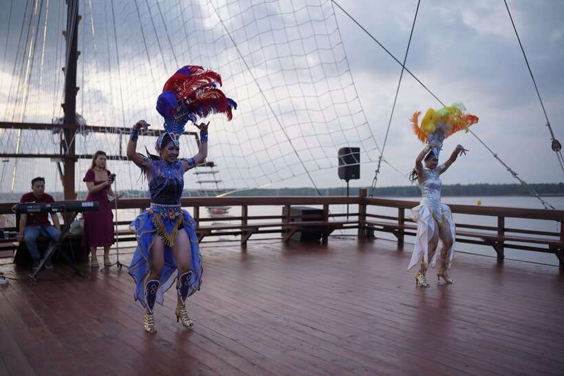 Bali Phinisi Cruise: Sunset Dinner with Live Music & Buffet - The buffet dinner and drinks