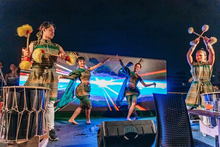Bangkok: Alangka Luxury Buffet Dinner Cruise With Live Music - Music, Thai dancing, and the party mood