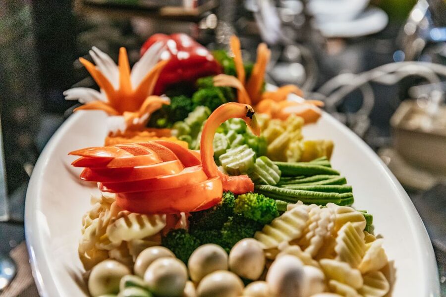 Bangkok: Alangka Luxury Buffet Dinner Cruise With Live Music - Choosing between the open deck and lower dining areas