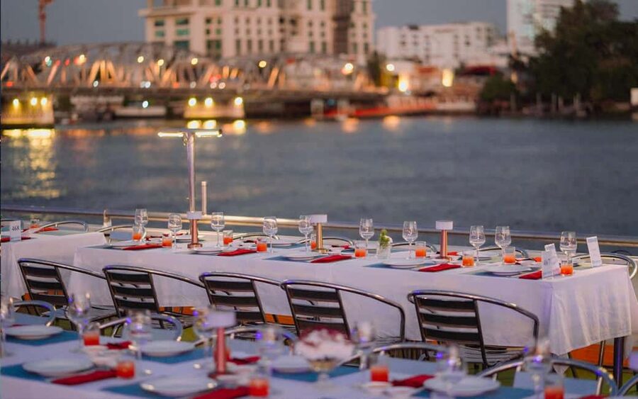 Bangkok: Carnival Dinner Cruise with Free-Flow Beer & Buffet - What to expect from the buffet