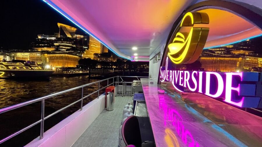 Bangkok: Chao Phraya River Buffet Dinner Cruise - Two hours between old Bangkok and new Bangkok