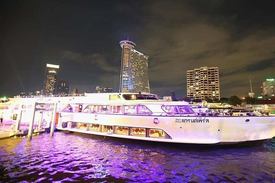 Bangkok: Evening Dinner Cruise with Live Music Chao Phraya - Why a Bangkok river cruise works at night