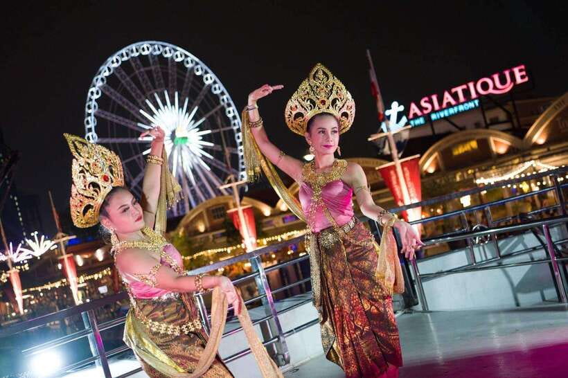 Bangkok: Luxury White Dinner Cruise Free Flow Beer and Wine - Getting to ICONSIAM Pier 4 before departure