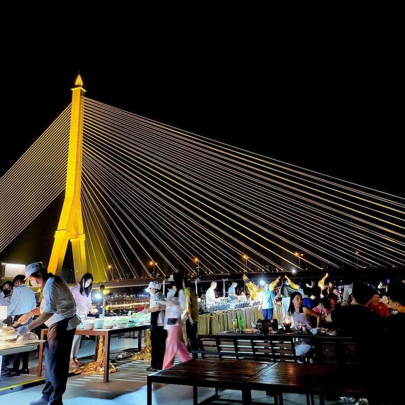 Bangkok: Luxury White Dinner Cruise Free Flow Beer and Wine - The two-hour route along Bangkok’s riverfront