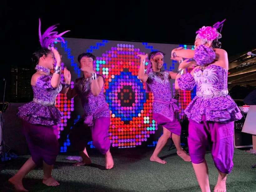 Bangkok: Noah 6 Stars Luxury Chaophraya River Dinner Cruise - Music, Thai dance, and a lively rather than quiet mood
