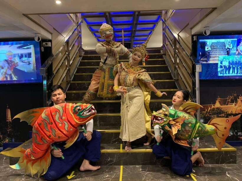 Bangkok: Noah 6 Stars Luxury Chaophraya River Dinner Cruise - Rooftop views versus air-conditioned comfort