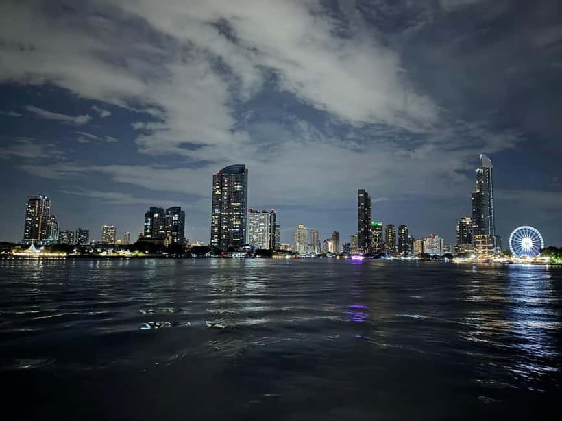 Bangkok: Opulence Luxury River Dinner Cruise - Wat Arun and the first river views