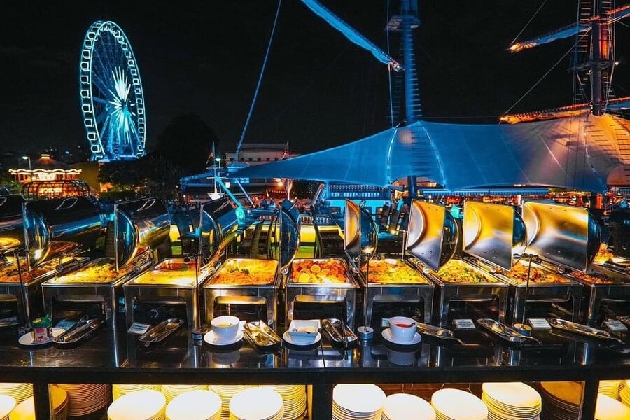 Bangkok: Royal Princess River Dinner Cruise with Live Music - Where You Sit Changes the Experience