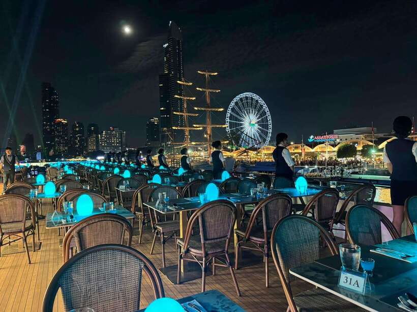 Bangkok: Royal Princess River Dinner Cruise with Live Music - Boarding a Large Three-Level Boat