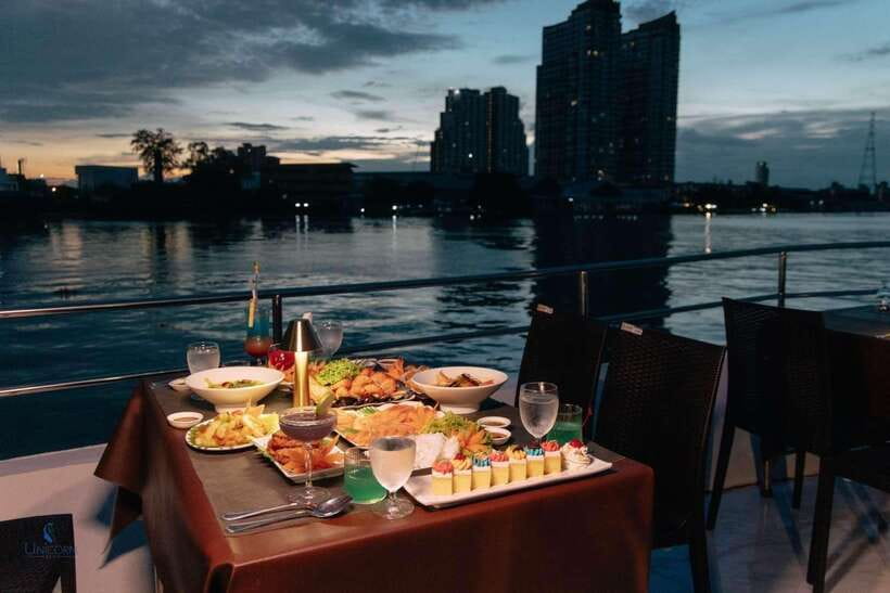 Bangkok: Unicorn Chao Phraya River Dinner Cruise - River City and the first views of Bangkok