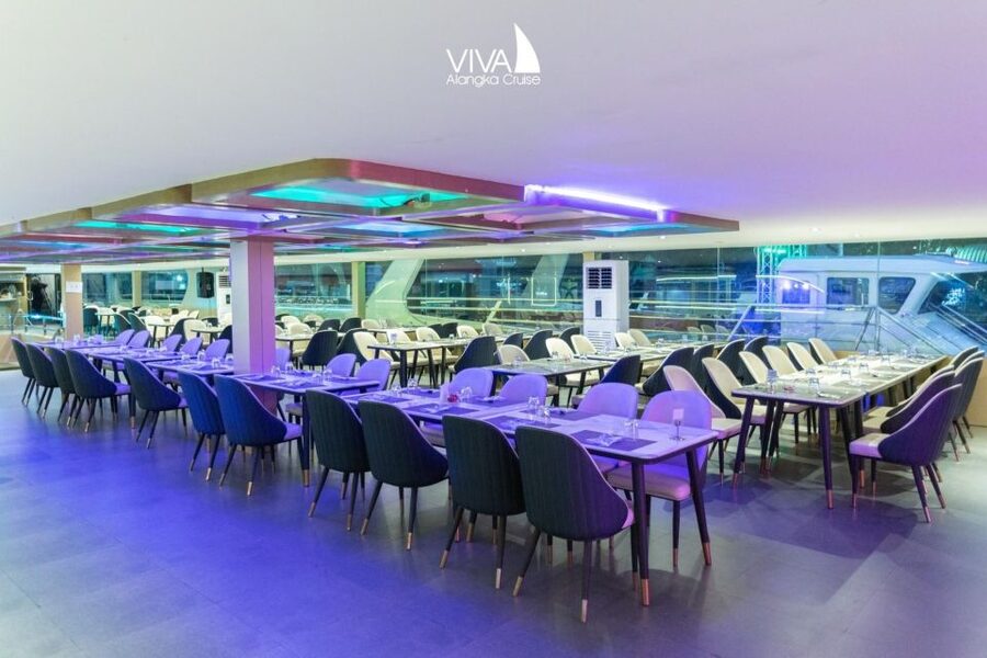 Bangkok: Viva Alangka Chao Phraya Dinner Cruise - Welcome refreshments on the Chao Phraya