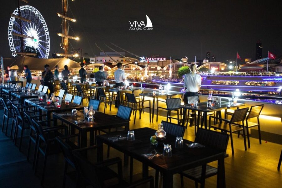 Bangkok: Viva Alangka Chao Phraya Dinner Cruise - Grand Palace views from the river