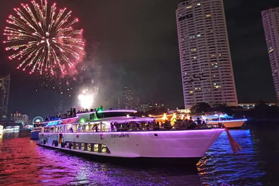 Bangkok: Wonderful Pearl Dinner Cruise and Live Performance - The buffet: plenty of choice, modest expectations