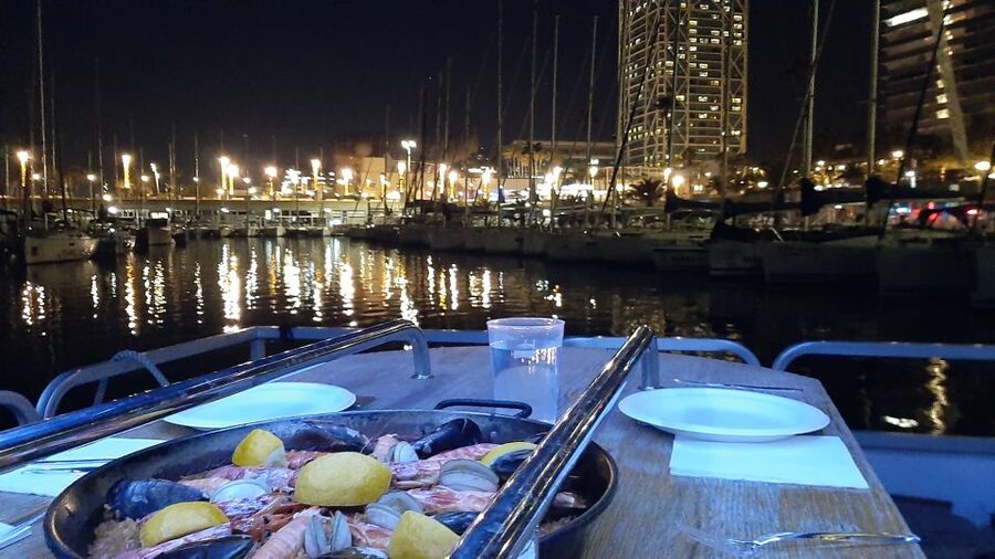 Barcelona: Private Evening Cruise with Dinner and Drinks - Key points to know before booking