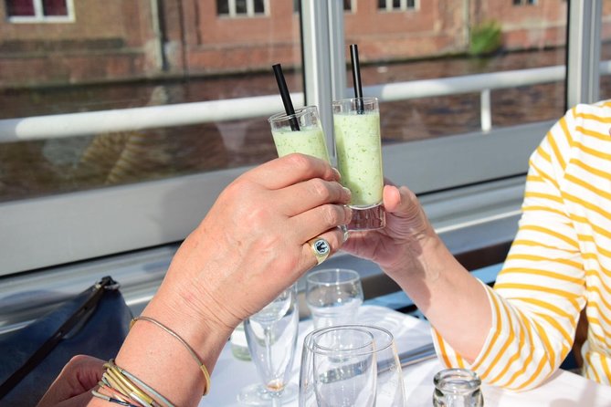 Berlin 3-Course Dinner Cruise - The welcome drink and the first course