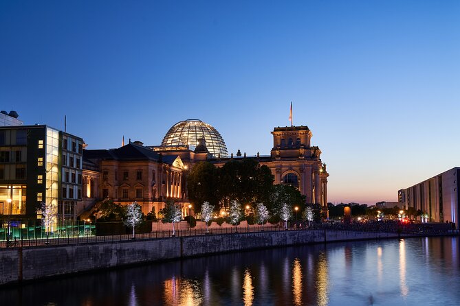 Berlin 3-Course Dinner Cruise - Main course and dessert on the moving boat