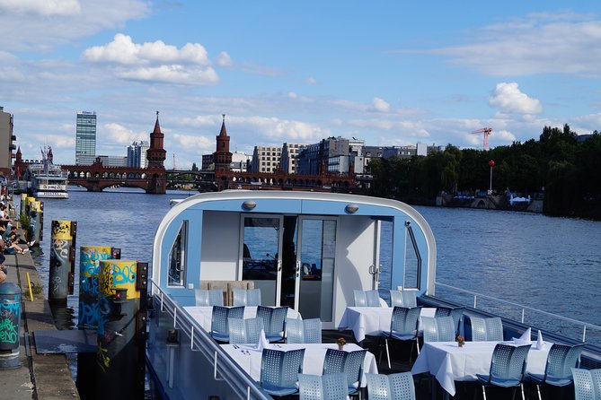 Berlin Capital 4-Course Sunset Dinner Cruise Including Drinks - Commentary adds context, but sound is uneven