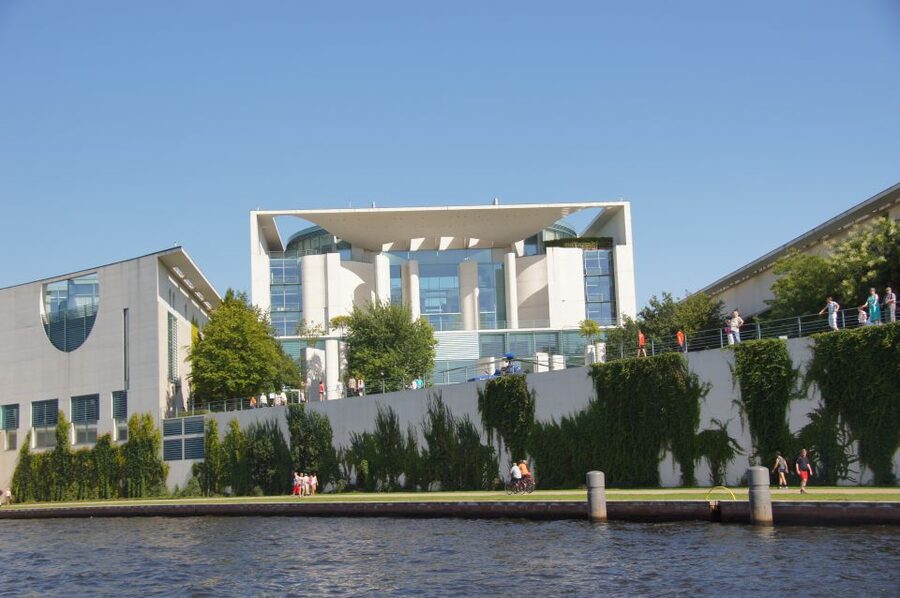 Berlin: Dinner Cruise on the Spree with Prosecco - Dinner with the city moving past