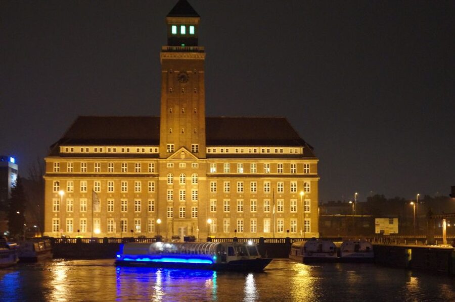 Berlin: Dinner Cruise on the Spree with Prosecco - Reichstag, Bellevue Palace, and the evening light