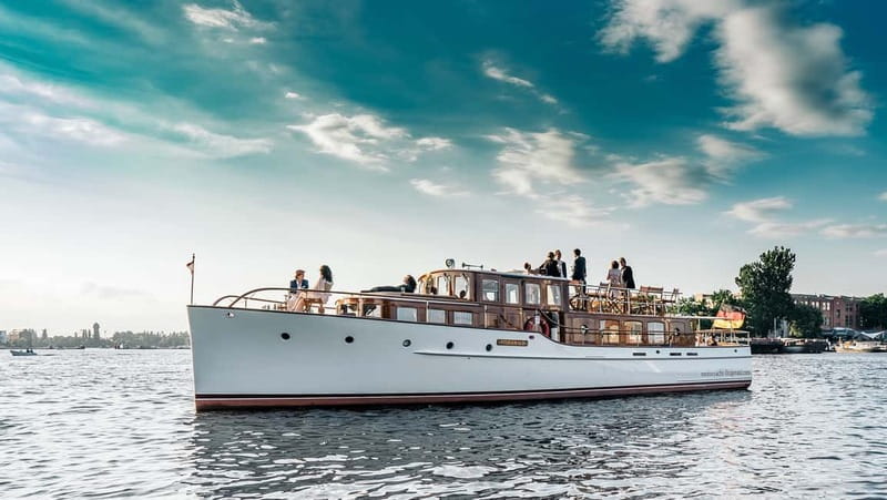 Berlin: Evening Yacht Cruise with Aperitif & Dinner Upgrade - Finding the FLAGSHIP.BERLIN jetty beside the cathedral