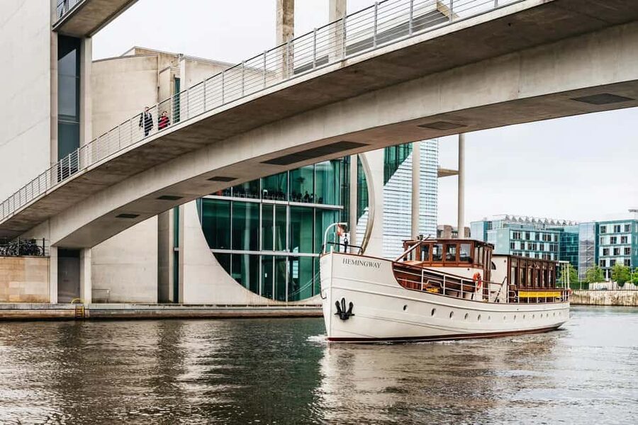 Berlin: Evening Yacht Cruise with Aperitif & Dinner Upgrade - Watching Berlin change from daylight to night