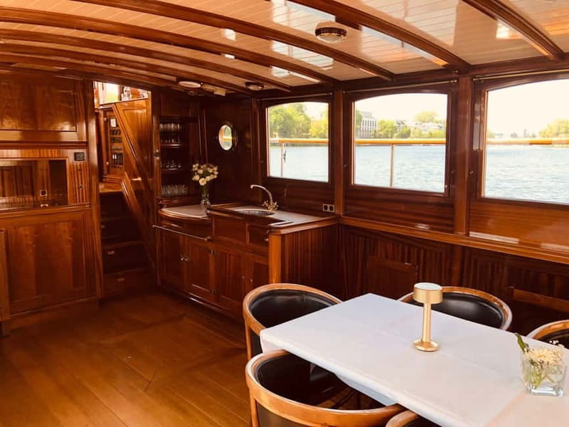 Berlin: Evening Yacht Cruise with Aperitif & Dinner Upgrade - The included aperitif and onboard service