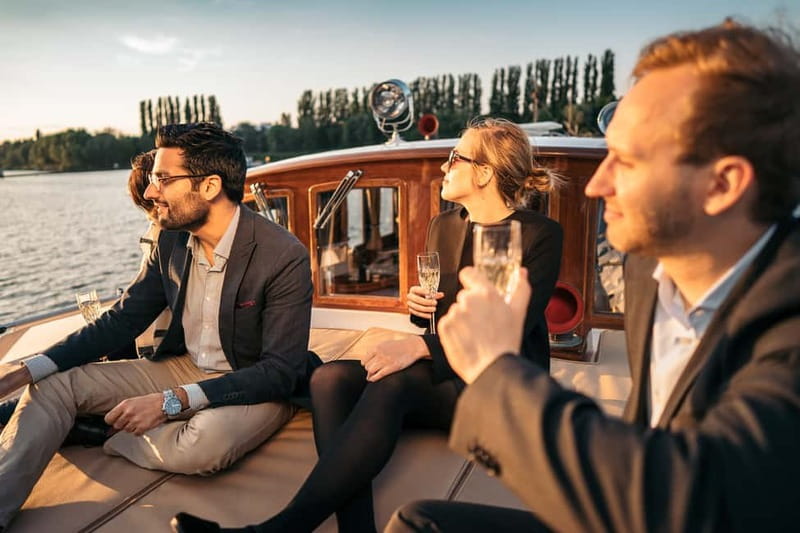 Berlin: Evening Yacht Cruise with Aperitif & Dinner Upgrade - What the dinner upgrade adds at Patio Restaurant Ship
