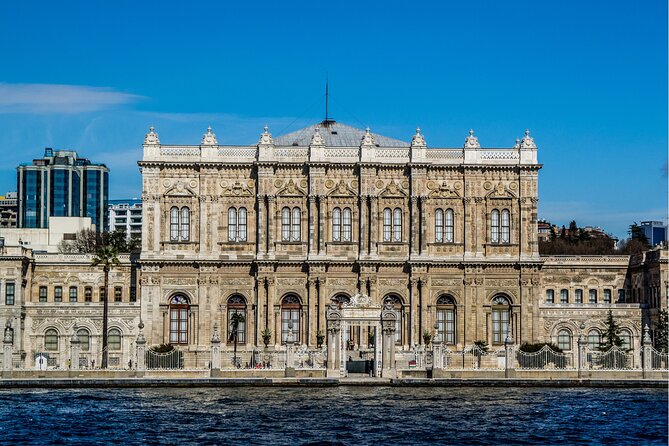 Bosphorus Evening Cruise: Dinner, Live Shows & Private Table - The live program: Turkish music, folk dance and a full dance floor