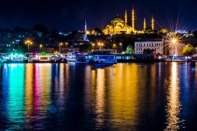 Bosphorus Night Cruise: Dinner, Drinks & Hotel Pickup