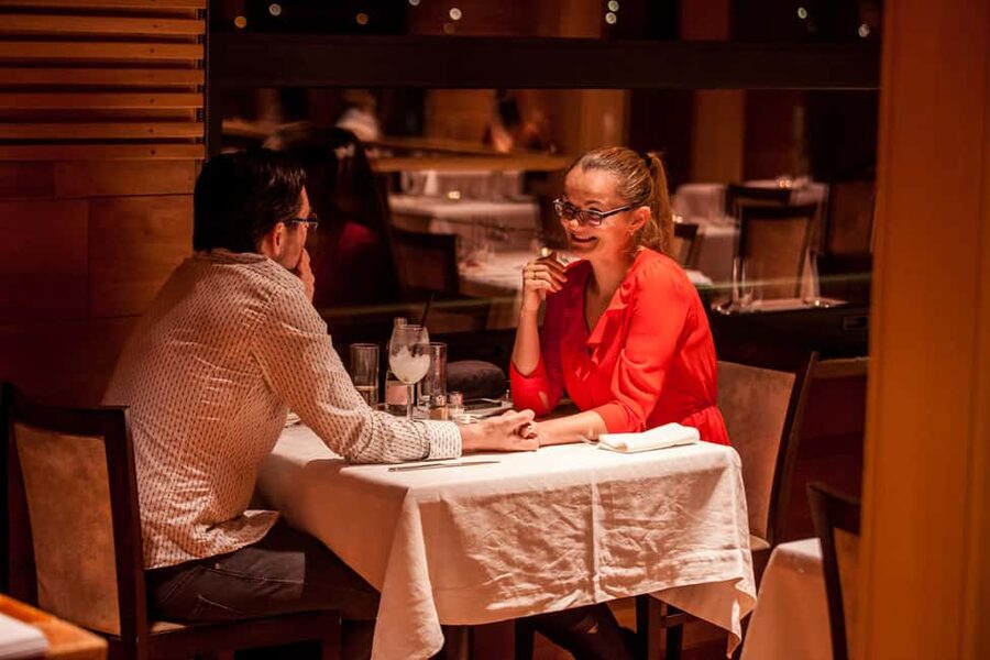 Budapest: 2-Course Dinner for 2 on a Boat Restaurant - Service, Cleanliness, and Atmosphere