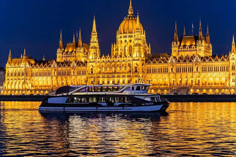 Budapest: 4-Course Dinner Cruise with Bar Piano - A Four-Course Dinner With a View