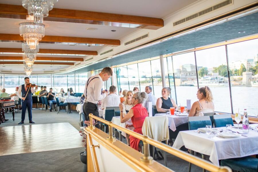 Budapest: 4-Course Dinner River Cruise with Live Folk Music - What makes this cruise worth your evening