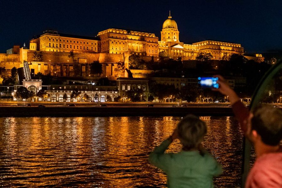 Budapest: Candlelit Dinner River Cruise with Live Music - The Welcome Drink Sets a Relaxed Pace