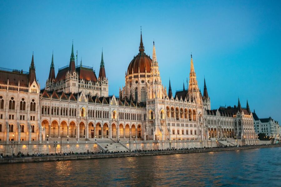 Budapest: Danube River Cruise with Dinner and Prosecco - Why a Danube dinner cruise works in Budapest