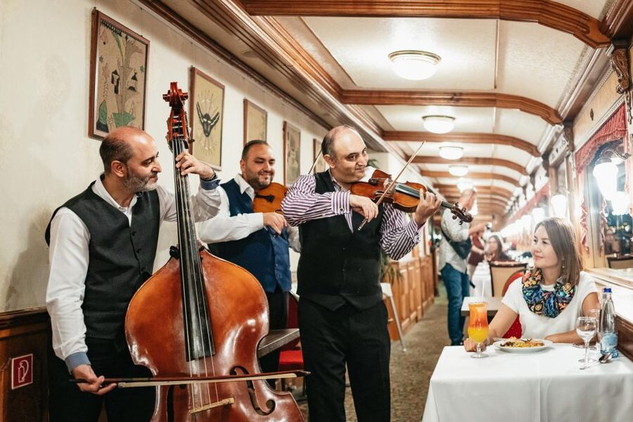 Budapest: Danube River Cruise with Dinner and Prosecco - The food: goulash, lángos, or buffet
