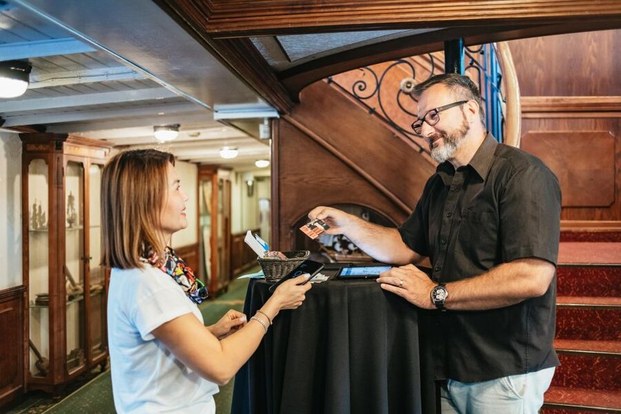 Budapest: Danube River Cruise with Dinner and Prosecco - The entertainment is a major part of the evening