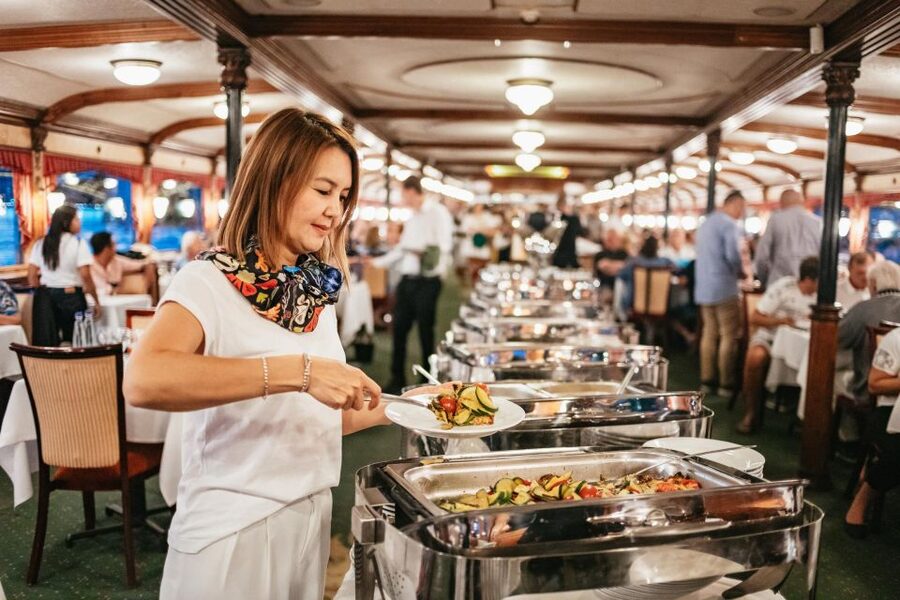 Budapest: Dinner Cruise with Live Music and Folk Dance Show - Who Will Enjoy This Evening Most