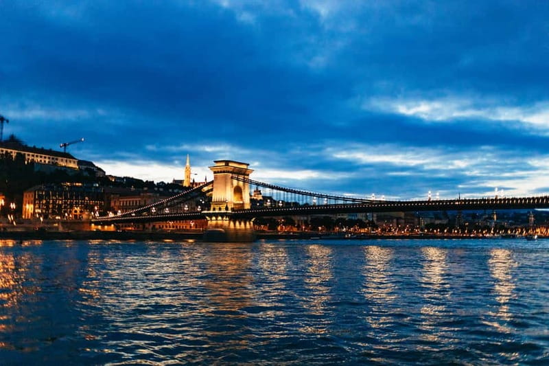 Budapest: Prosecco Dinner Cruise with Live Music - Four courses with a welcome glass of Prosecco