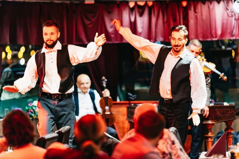 Budapest: Prosecco Dinner Cruise with Live Music - Folklore, musicians, and piano entertainment