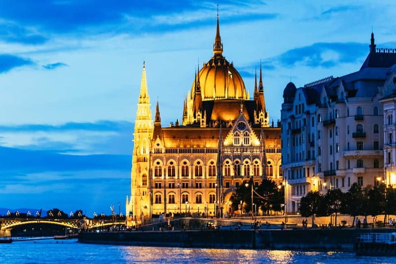 Budapest: Prosecco Dinner Cruise with Live Music - A gentle two-hour route along the Danube