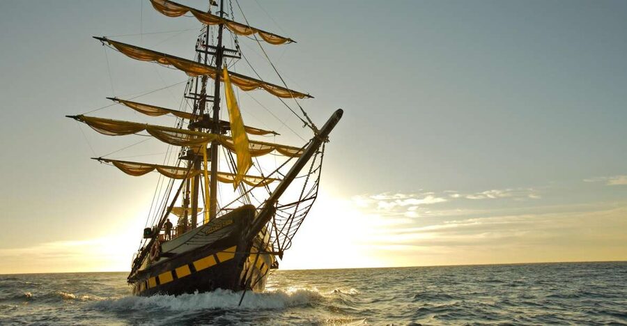 Cabo San Lucas: Sunset Pirate Ship Cruise with Dinner Show - The first hour: Los Arcos and Cabo’s famous rocks