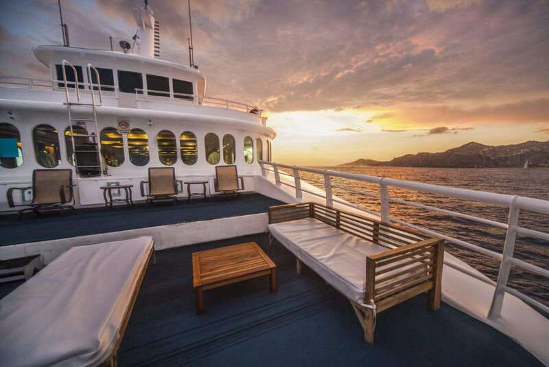 Cabo San Lucas: Sunset Premier Dinner & Show Cruise - The upper deck and live music