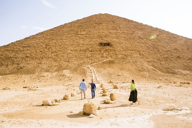 Cairo 2-Day Tour: Giza, GEM, Citadel, Bazaar & Nile Dinner Cruise - A Nile dinner with Egyptian entertainment