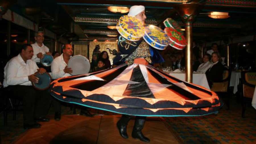 Cairo: Nile Maxim Luxurious Dinner Cruise with Dance Show - Dinner with Egyptian and international choices